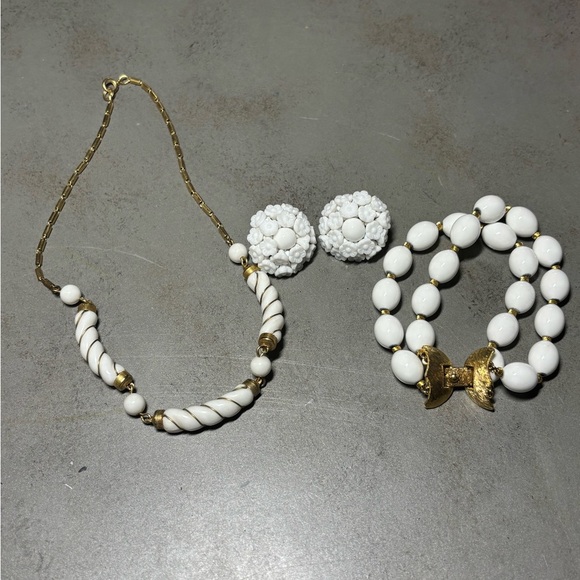 Elegant White and Gold Jewelry Set - Picture 5 of 8